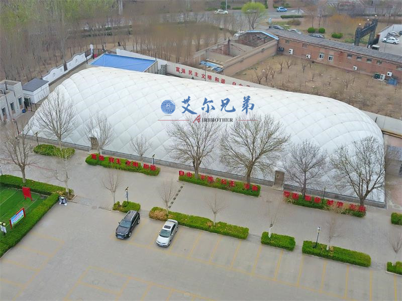充氣穹頂體育場